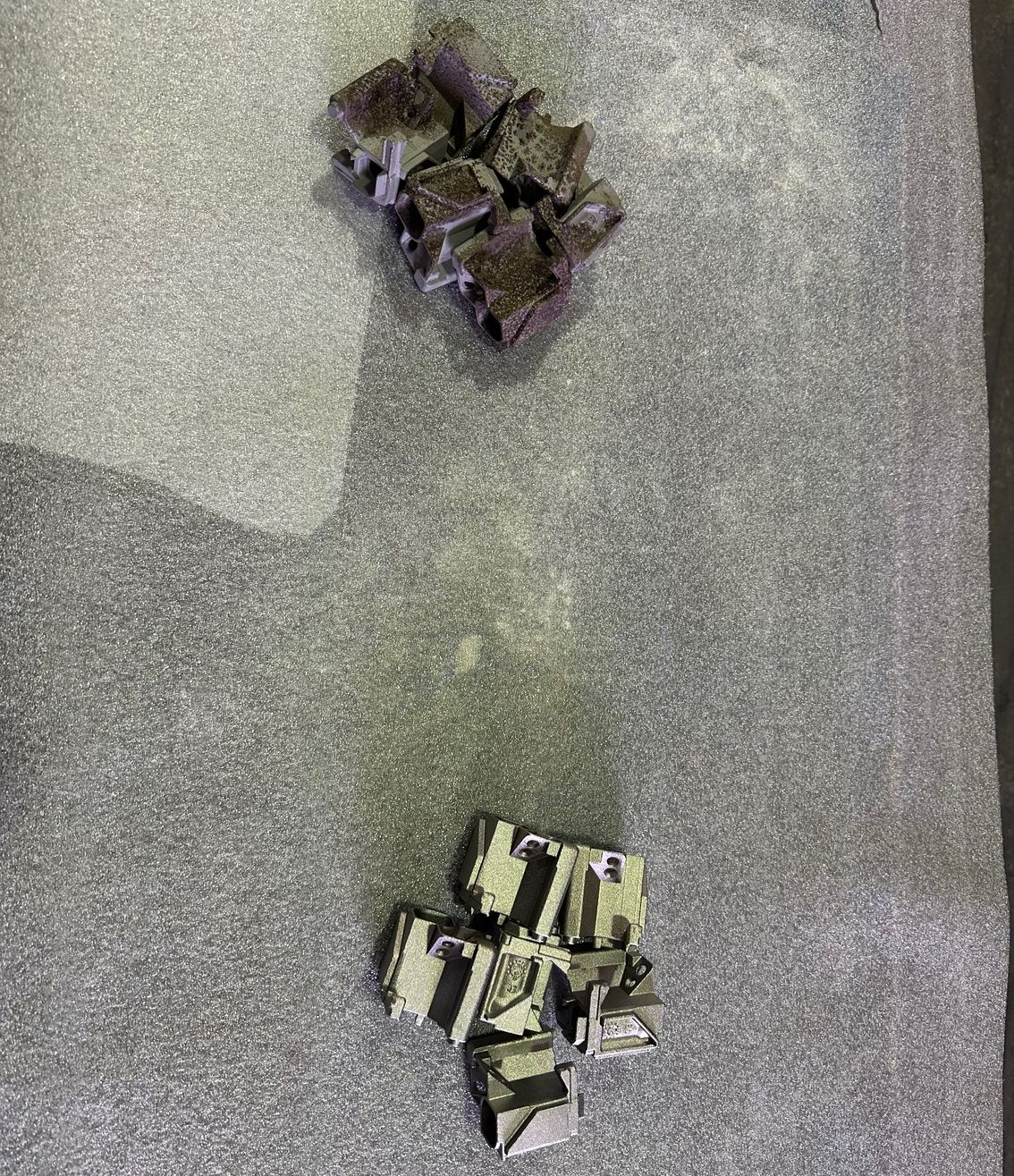 Des tiges métalliques brillantes, disposées en rangées nettes sur du papier journal.