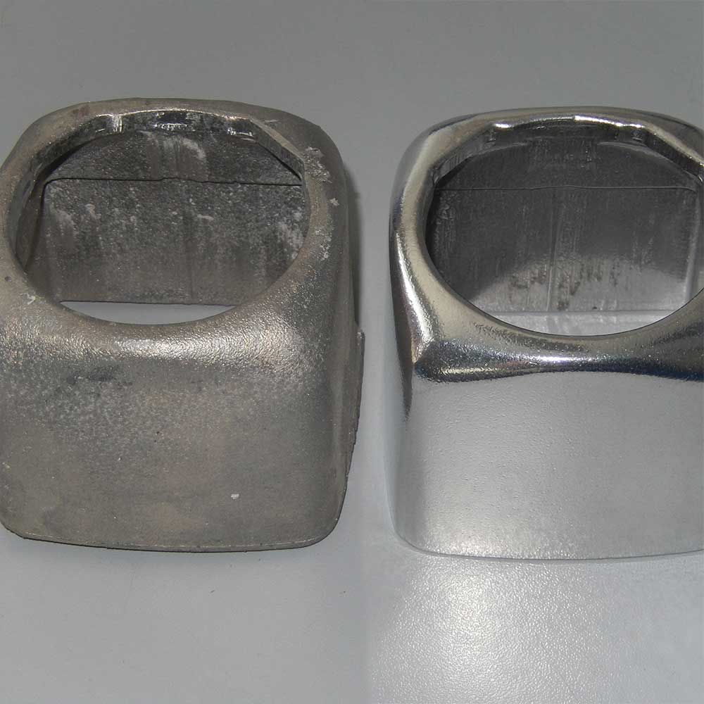 Deux objets métalliques, l'un rugueux et mat, l'autre lisse et brillant, côte à côte.