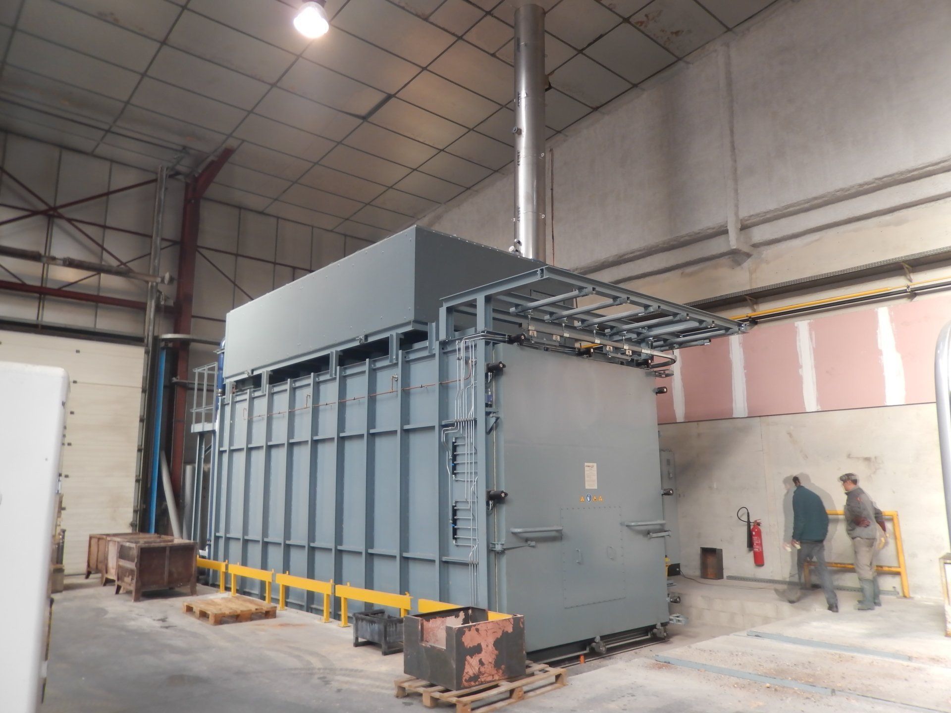 Deux objets métalliques, l'un mat et l'autre brillant.