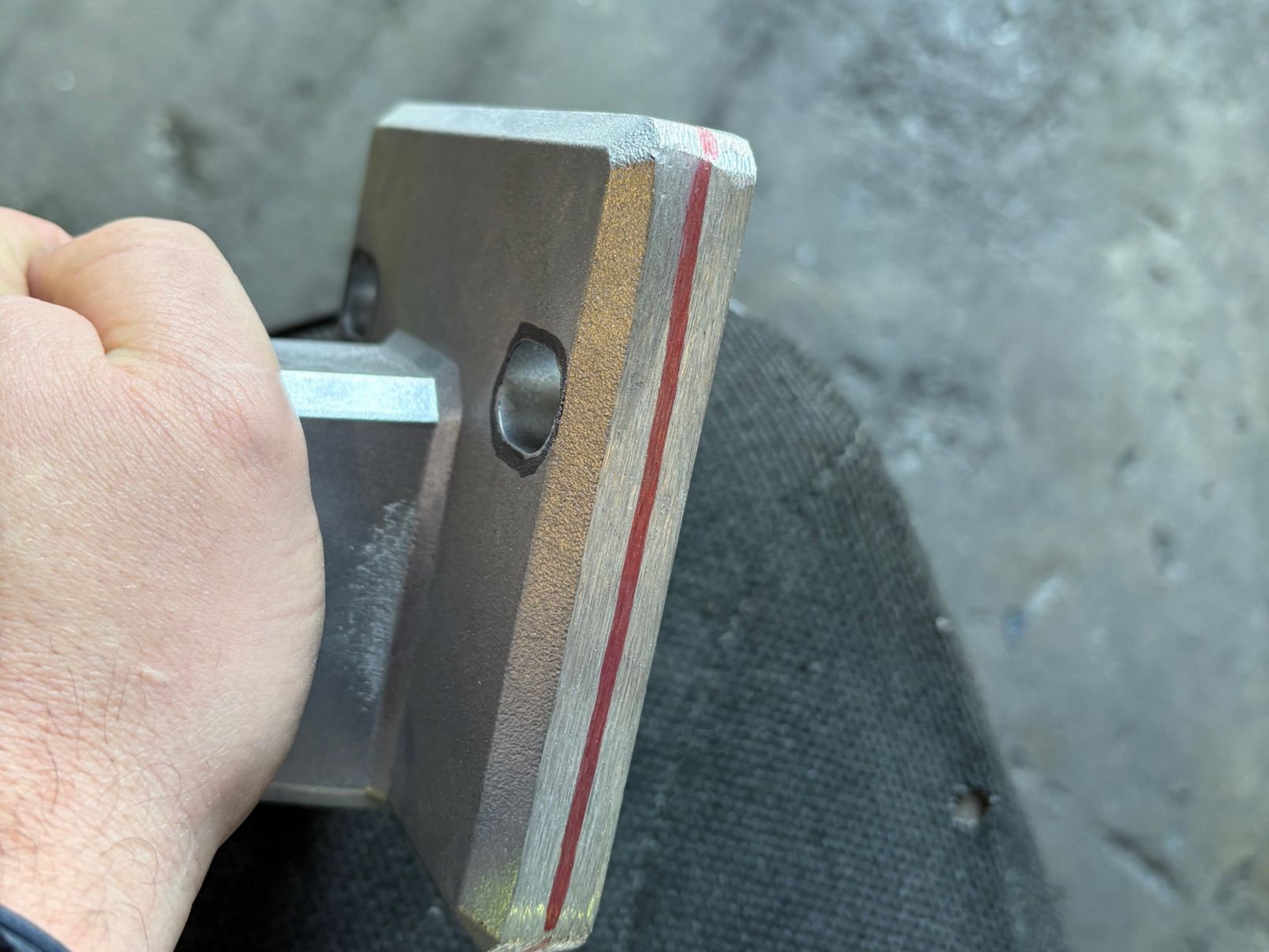 Deux composants en acier inoxydable, l'un mat, l'autre poli, avec des ouvertures en forme d'entonnoir et des tubes incurvés sur le dessus.