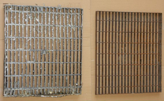 Deux grilles métalliques côte à côte, l'une corrodée, l'autre rouillée. Toutes deux sont rectangulaires et composées de barres parallèles.