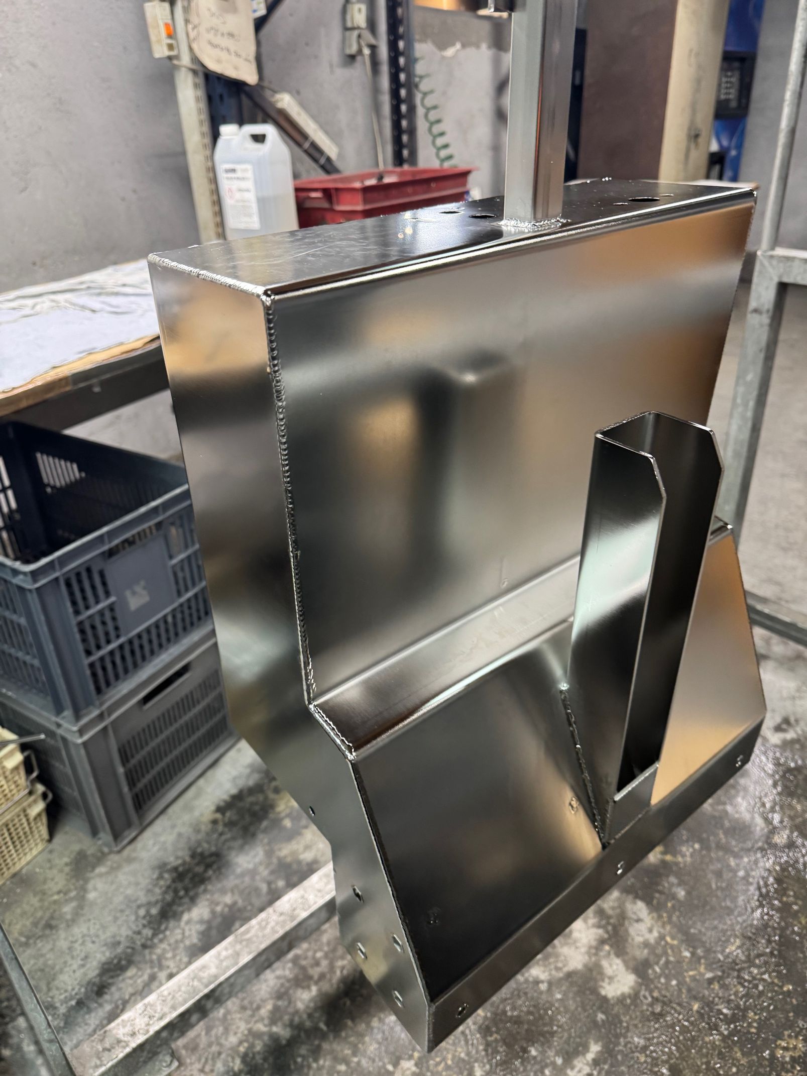 Deux pièces en métal moulé, l'une avec une ouverture carrée, l'autre avec un motif ajouré.