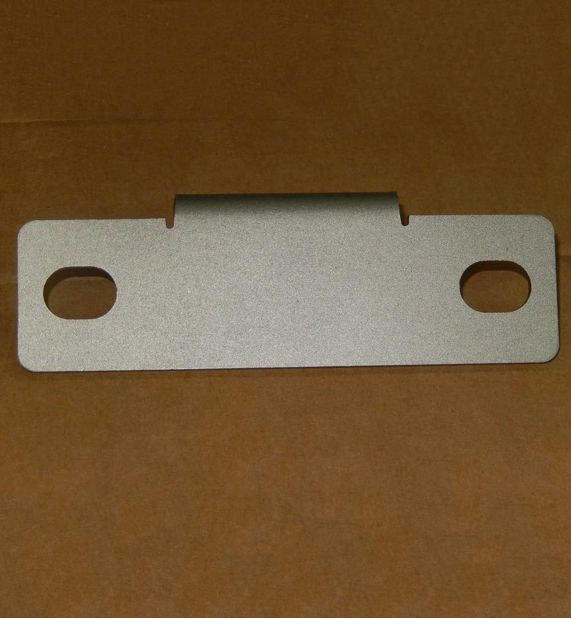 Support métallique argenté avec deux trous ovales et une petite partie surélevée au centre.