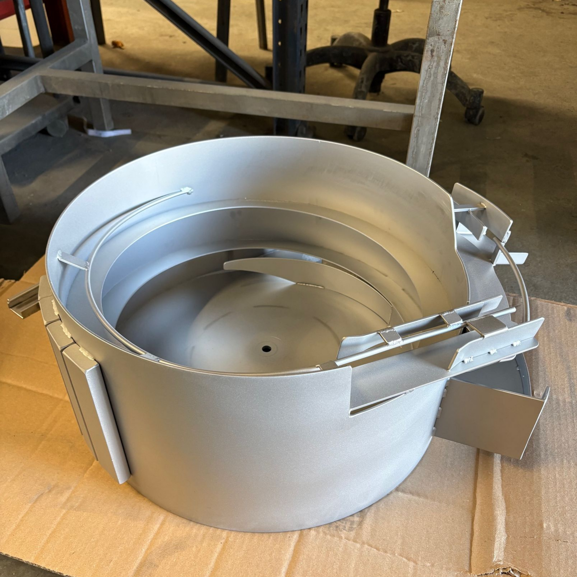 Tôle de métal laminée, couleur argentée, posée sur de la mousse bleue. Milieu industriel.