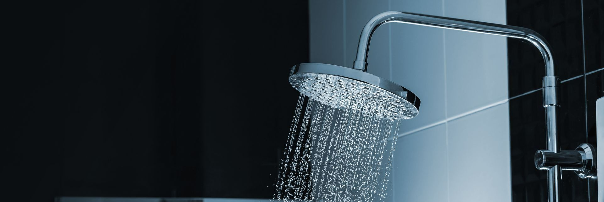 De l'eau qui coule d'un pommeau de douche