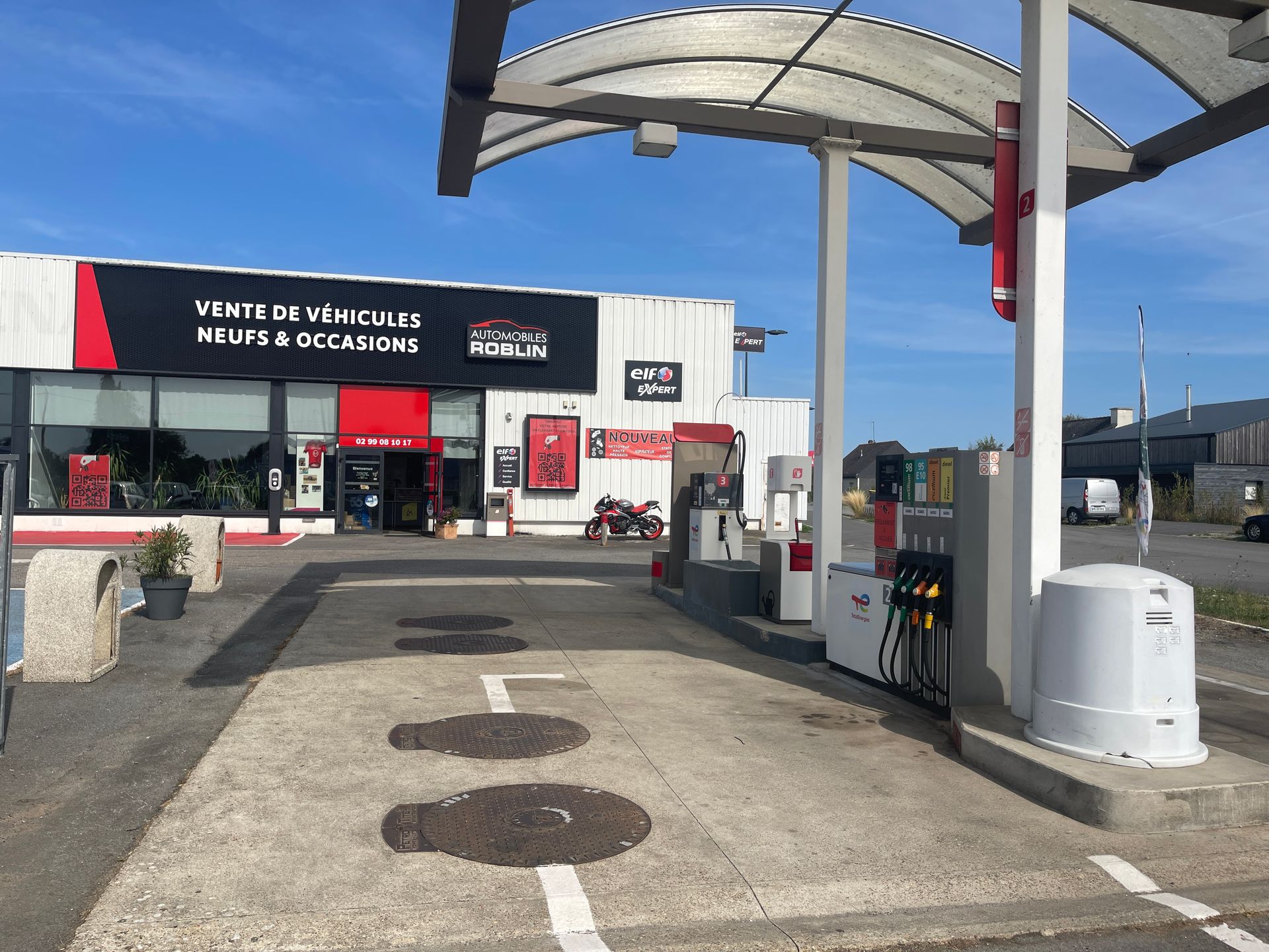 Station-service avec boutique, accents rouges et noirs.