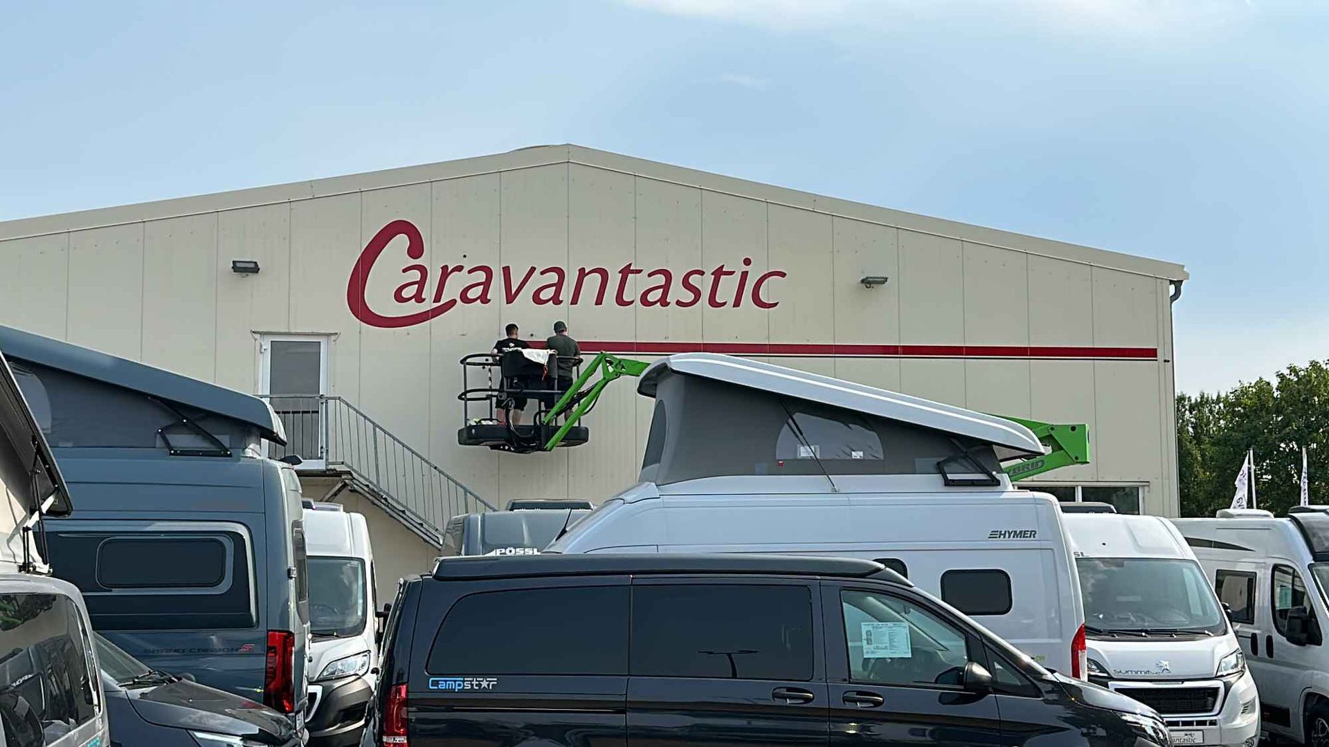 Fassadenbeschriftung der Firma Caravantastic