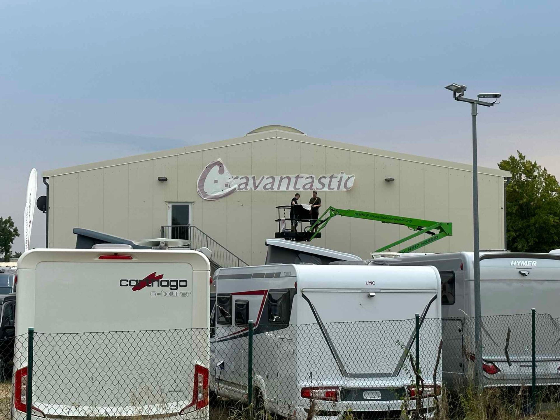 Fassadenbeschriftung der Firma Caravantastic