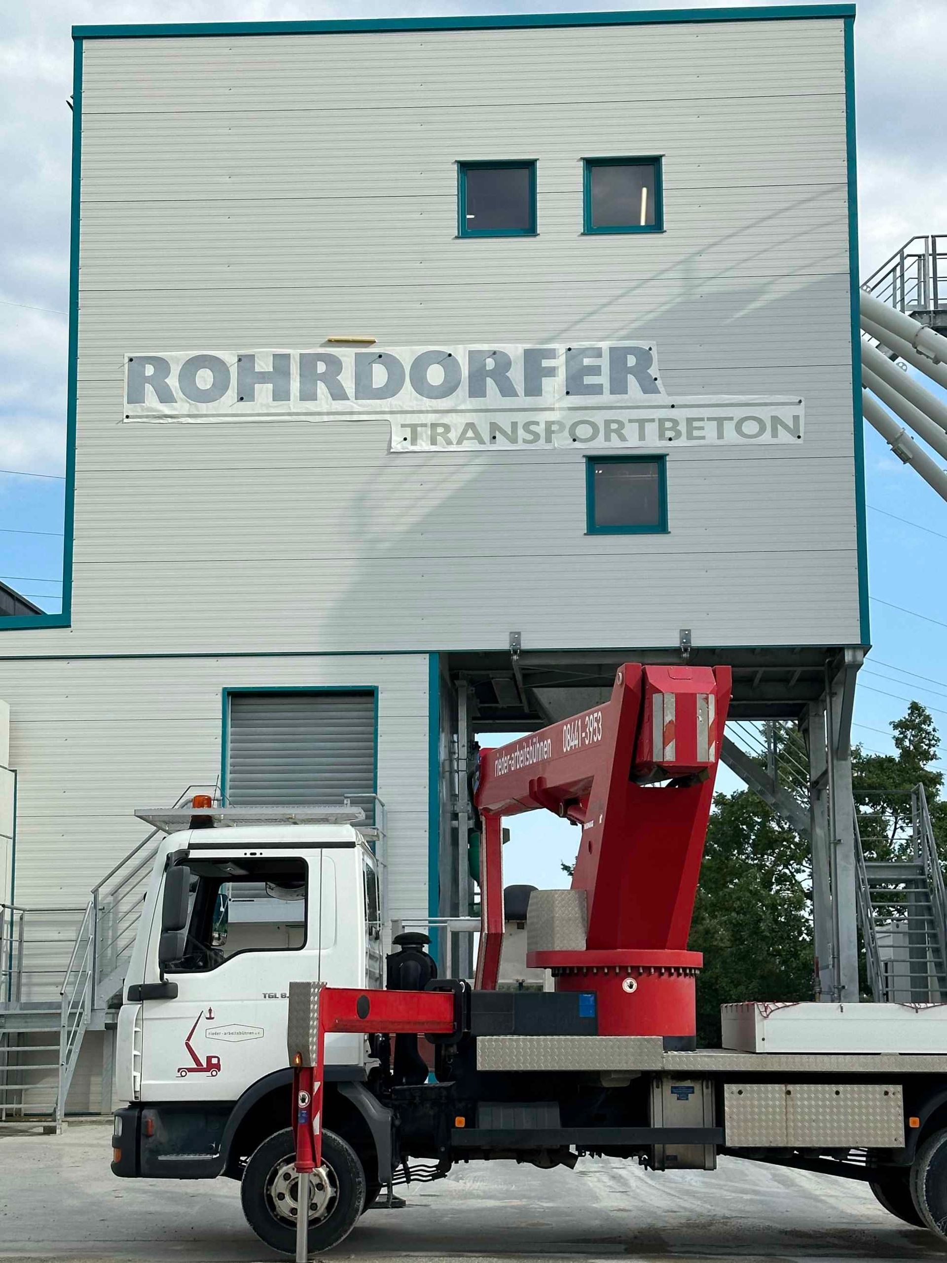 Fassadenbeschriftung der Firma Rohrdorfer Transportbeton