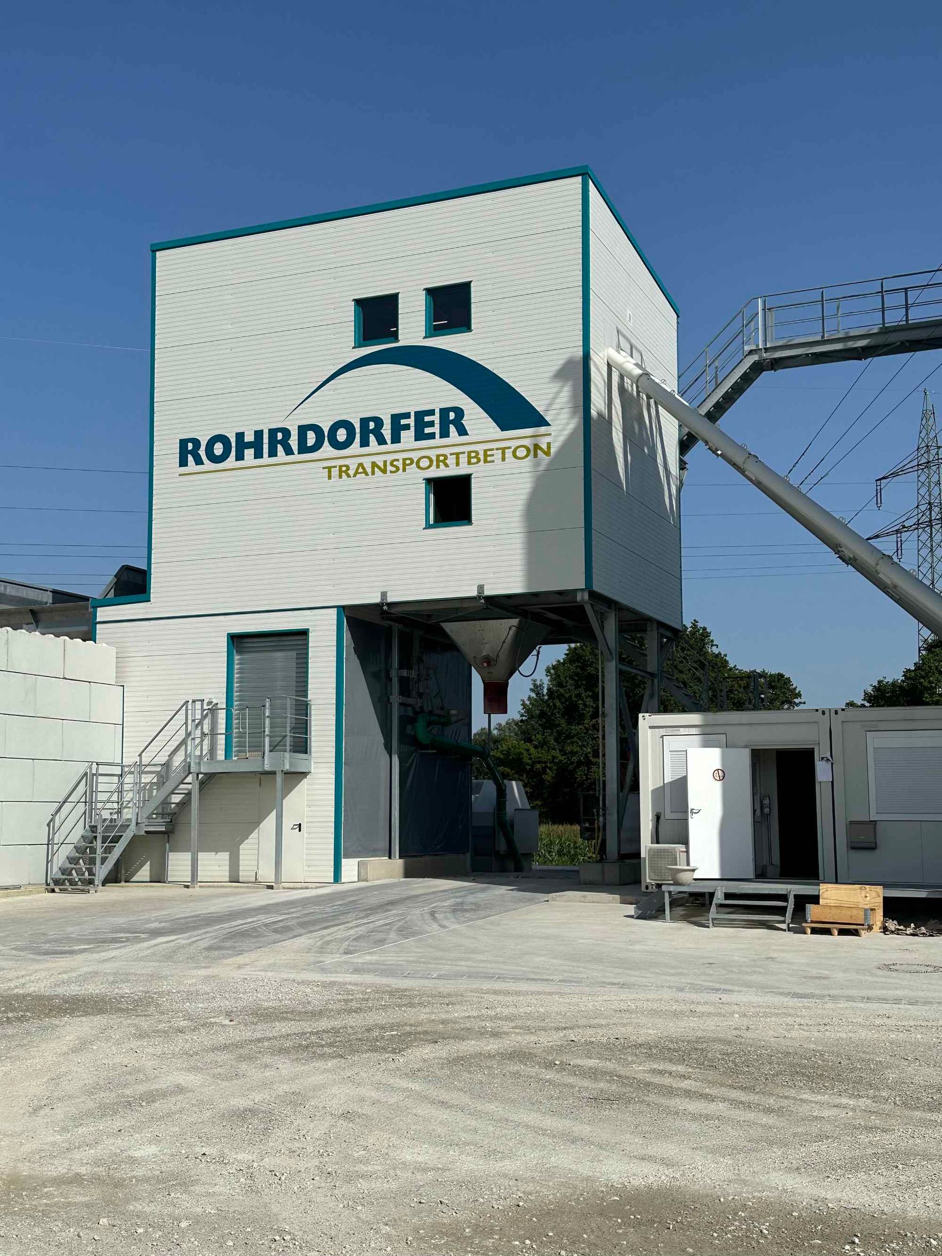 Fassadenbeschriftung der Firma Rohrdorfer Transportbeton
