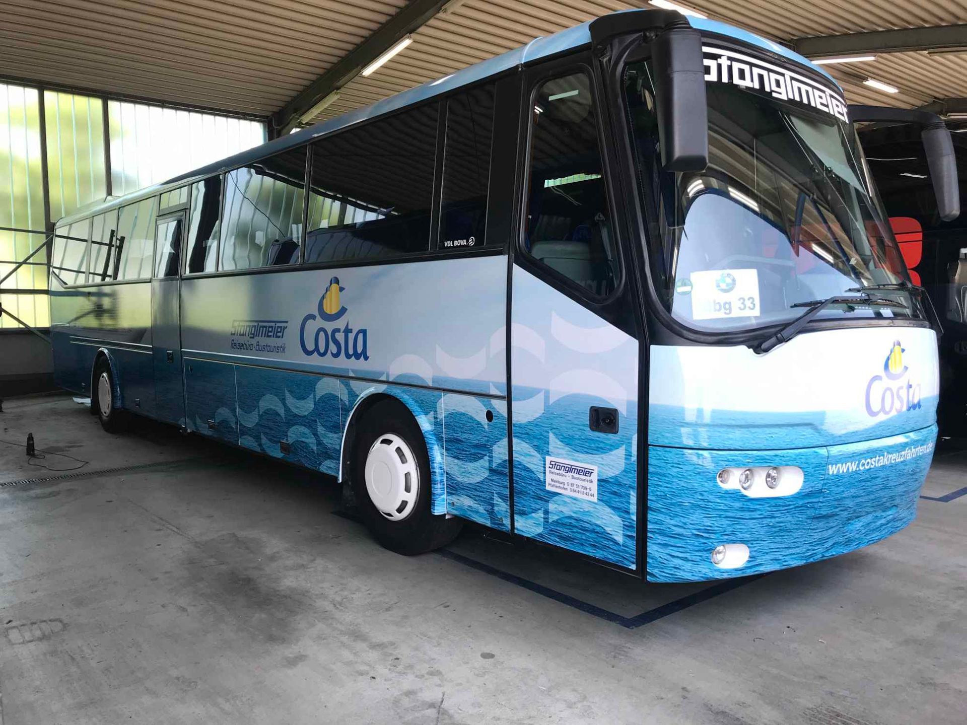 Ein blauer Reisebus mit der Aufschrift 