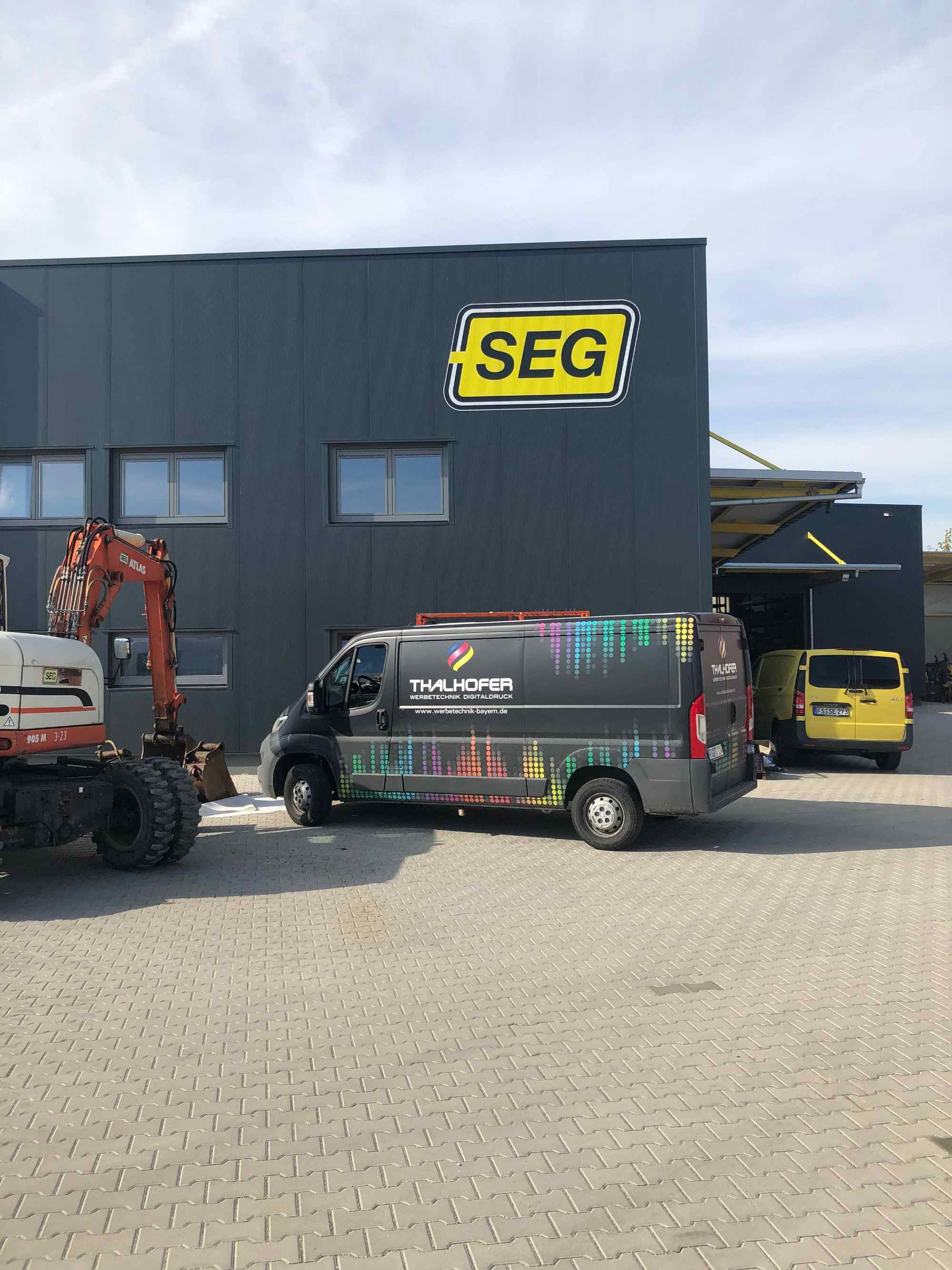 Folierter Firmenwagen von Werbetechnik Thalhofer bei der Fassadenbeschriftung der Firma SEG