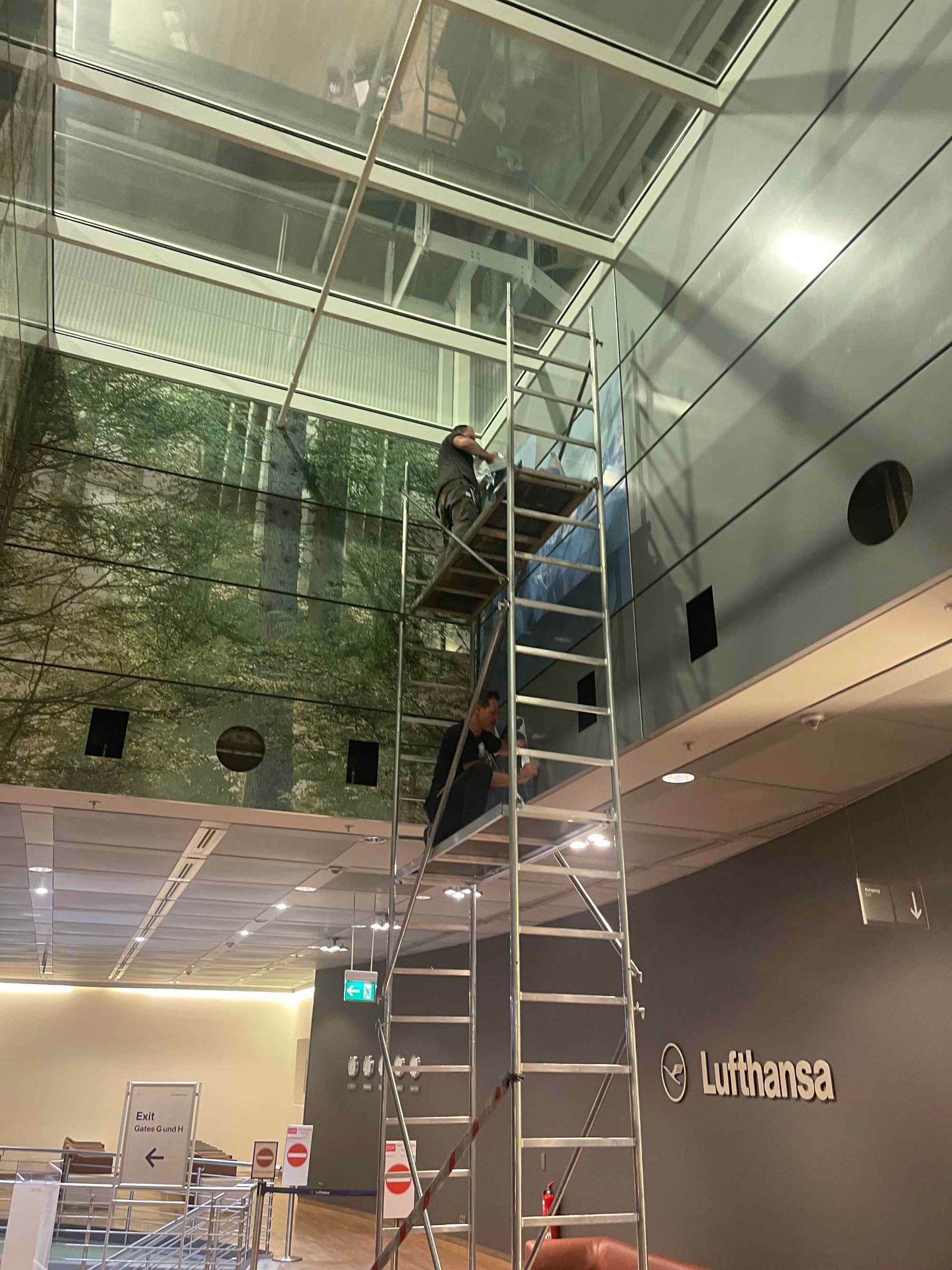 Folierungen von Wänden im Flughafenbereich der Lufthansa