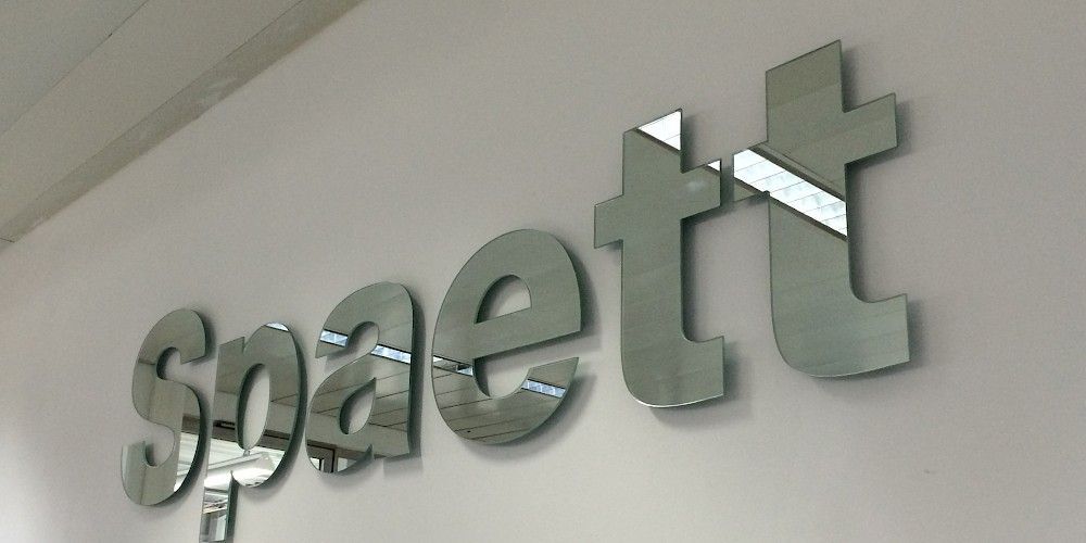 Spiegel-Fräsbuchstaben für den Innenraum der Firma Spaett