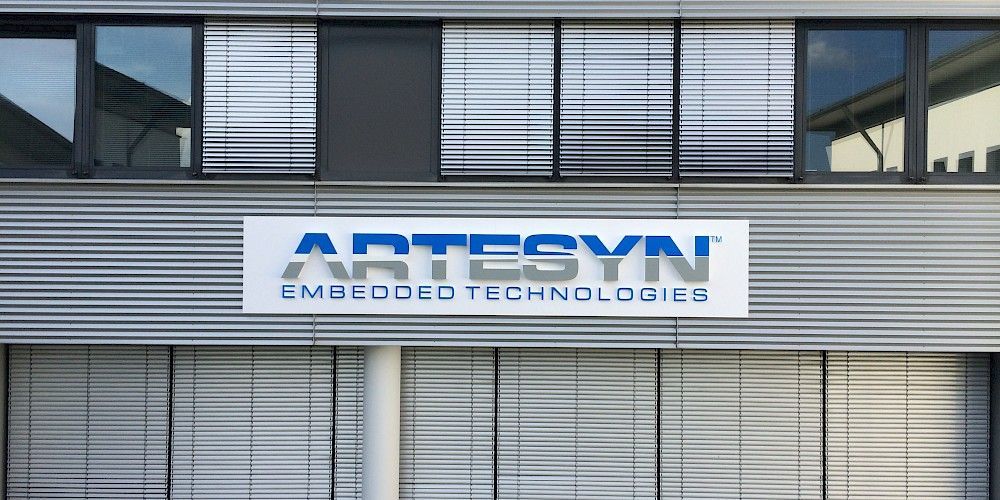Schild mit Fräsbuchstaben mit Firmennamen für Artesyn embedded technologies
