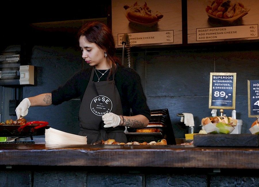 Folierung eines Foodtrucks inklusive Ausstattung mit bedruckten Schürzen und Schildern