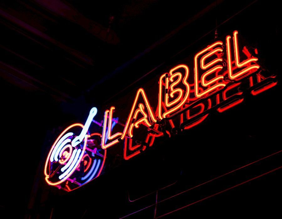 Leuchtreklame der Discothek Label