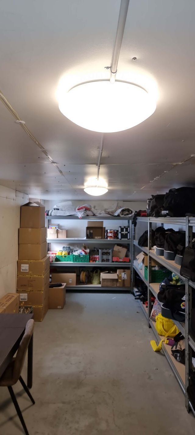 Une pièce remplie de nombreuses étagères et boîtes.