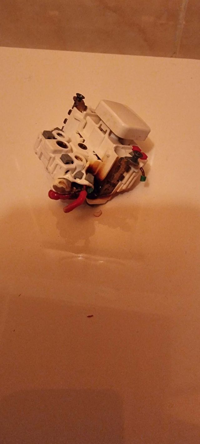 Un gros plan d'un jouet dans une baignoire.