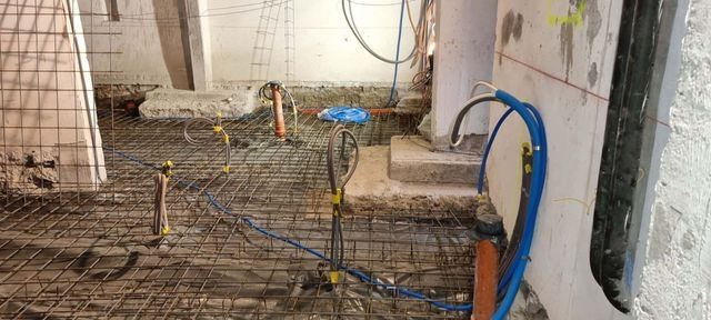 Une pièce en construction avec beaucoup de fils au sol.