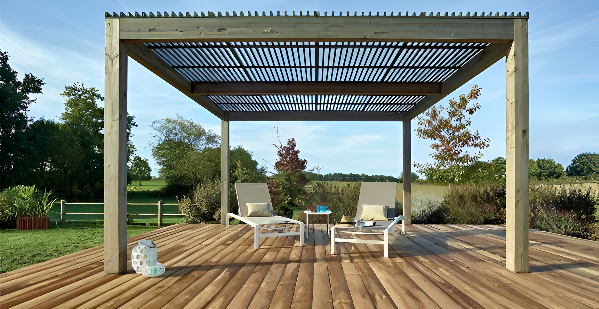 Pergola en bois avec toit à lattes au-dessus d'une terrasse.