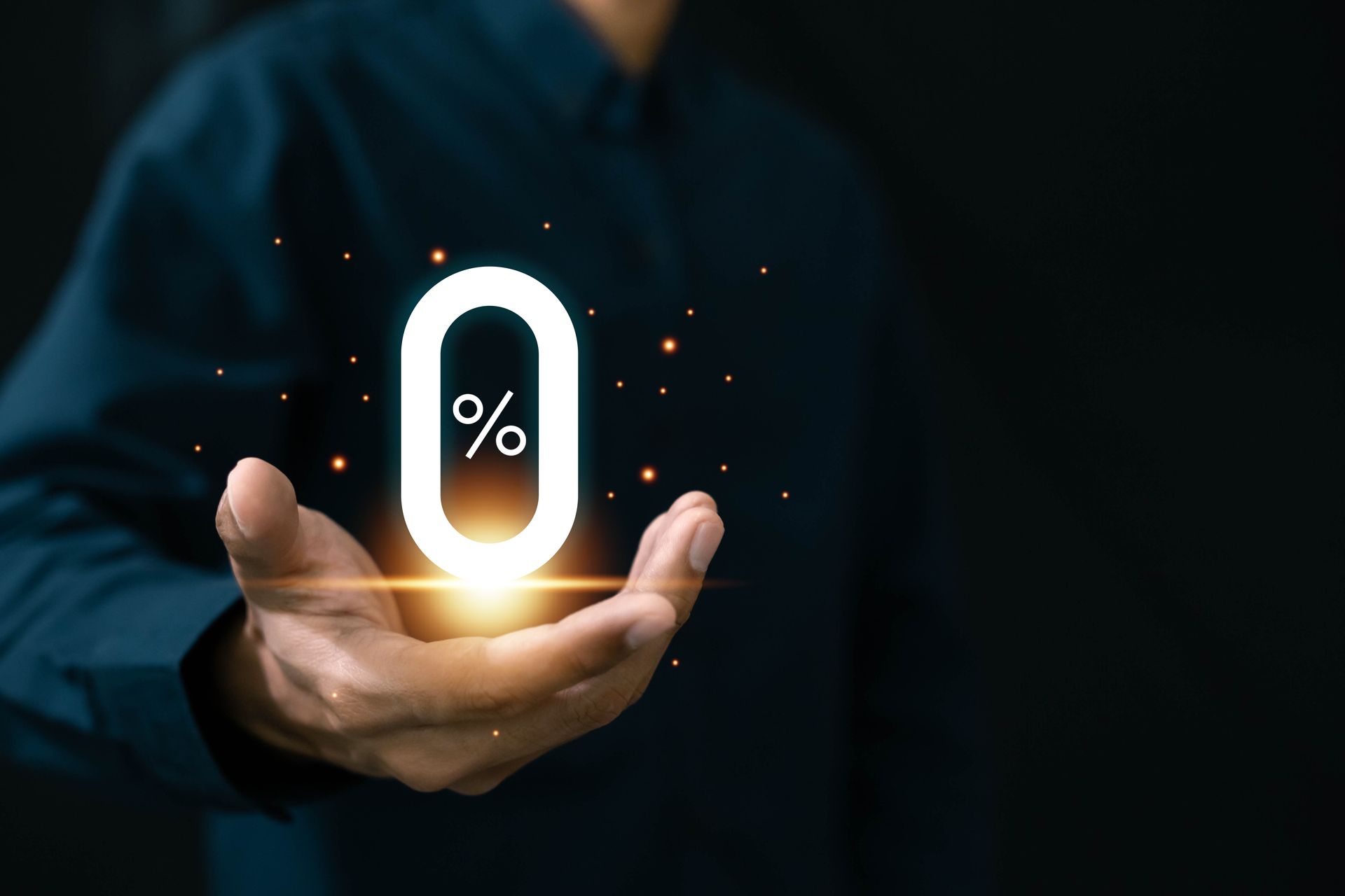 Personne tenant une icône lumineuse à 0 %, signifiant une offre ou un taux de zéro pour cent.
