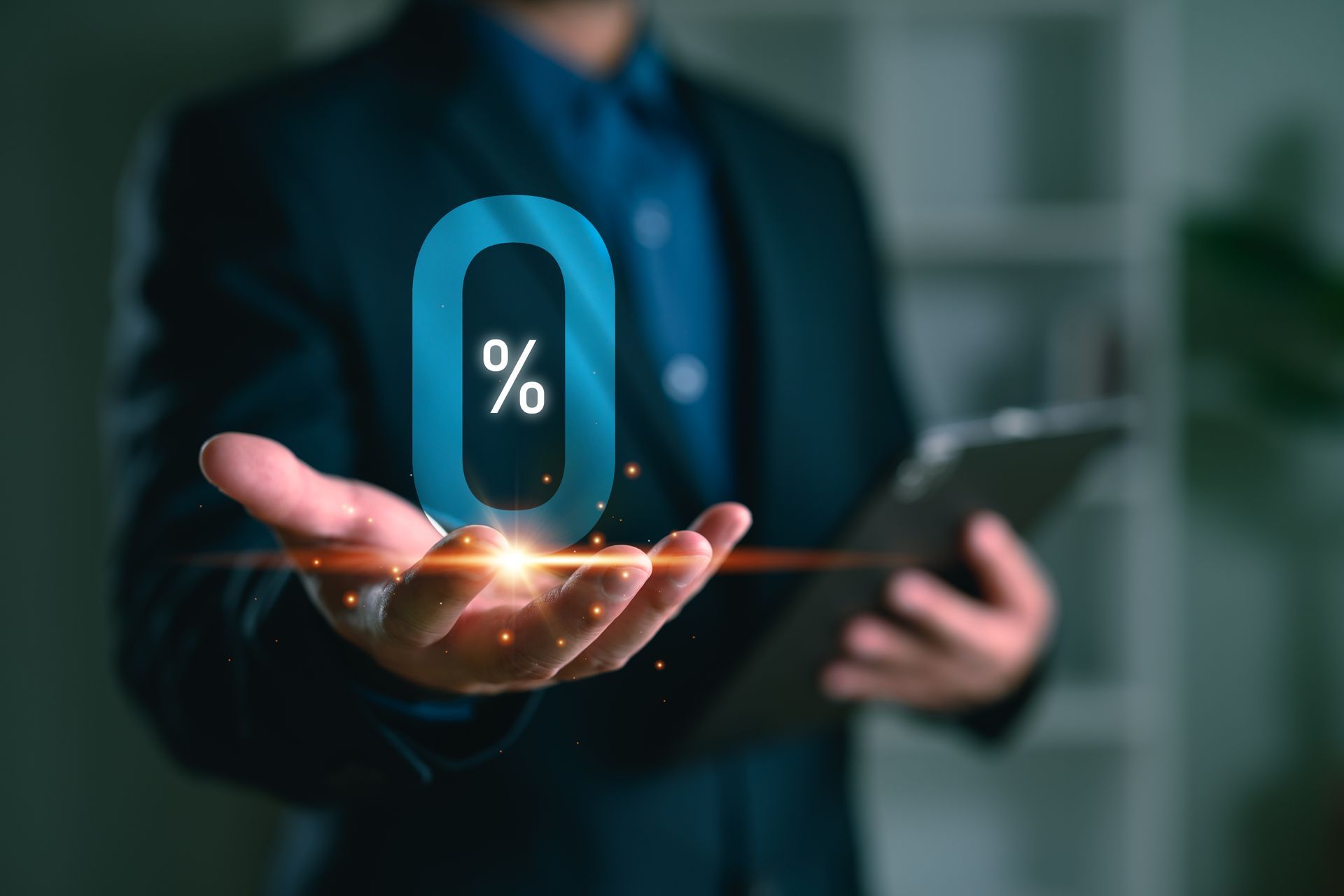Une personne en costume tend la main avec une icône lumineuse à 0 %.