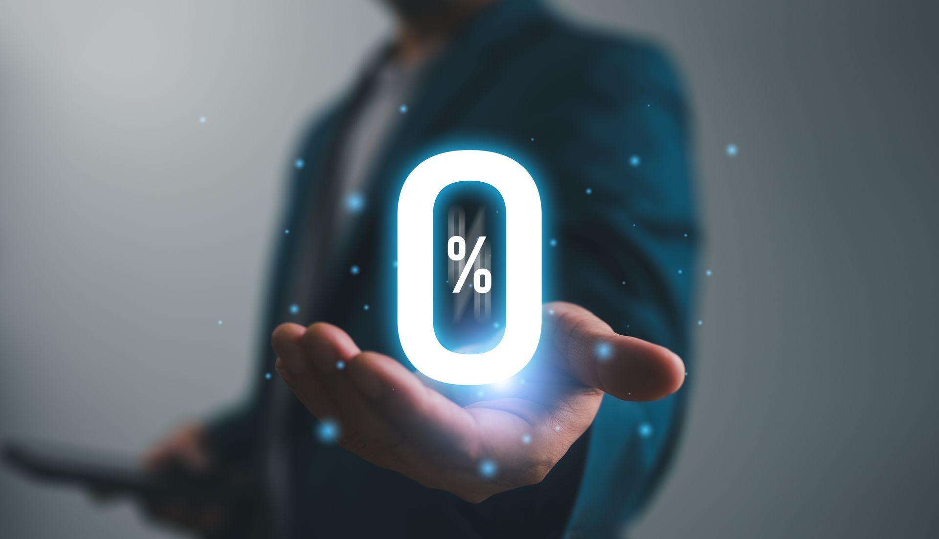 Personne tenant un panneau lumineux 0 %.