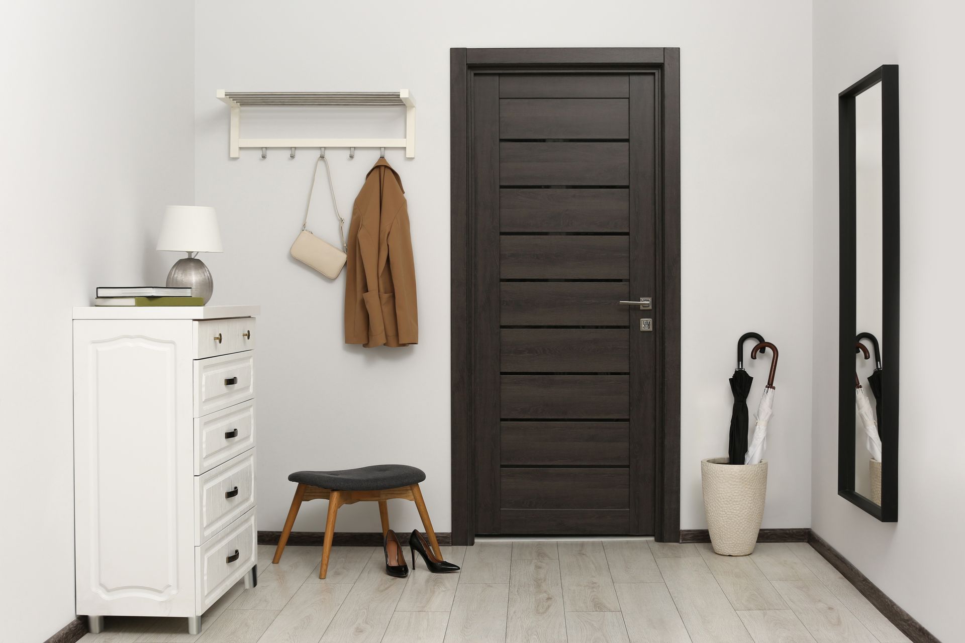 Plusieurs portes fermées exposées dans une salle d'exposition, de couleurs et de designs variés.