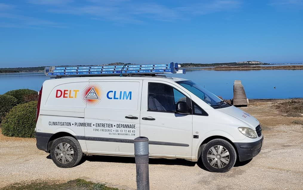 Un camion avec le logo de l'entreprise Delta Clim 66