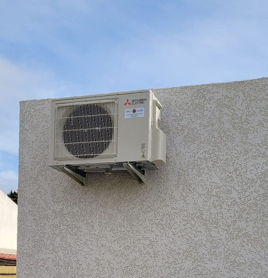 Une installation de système de climatisation de la marque Bi split Daikin