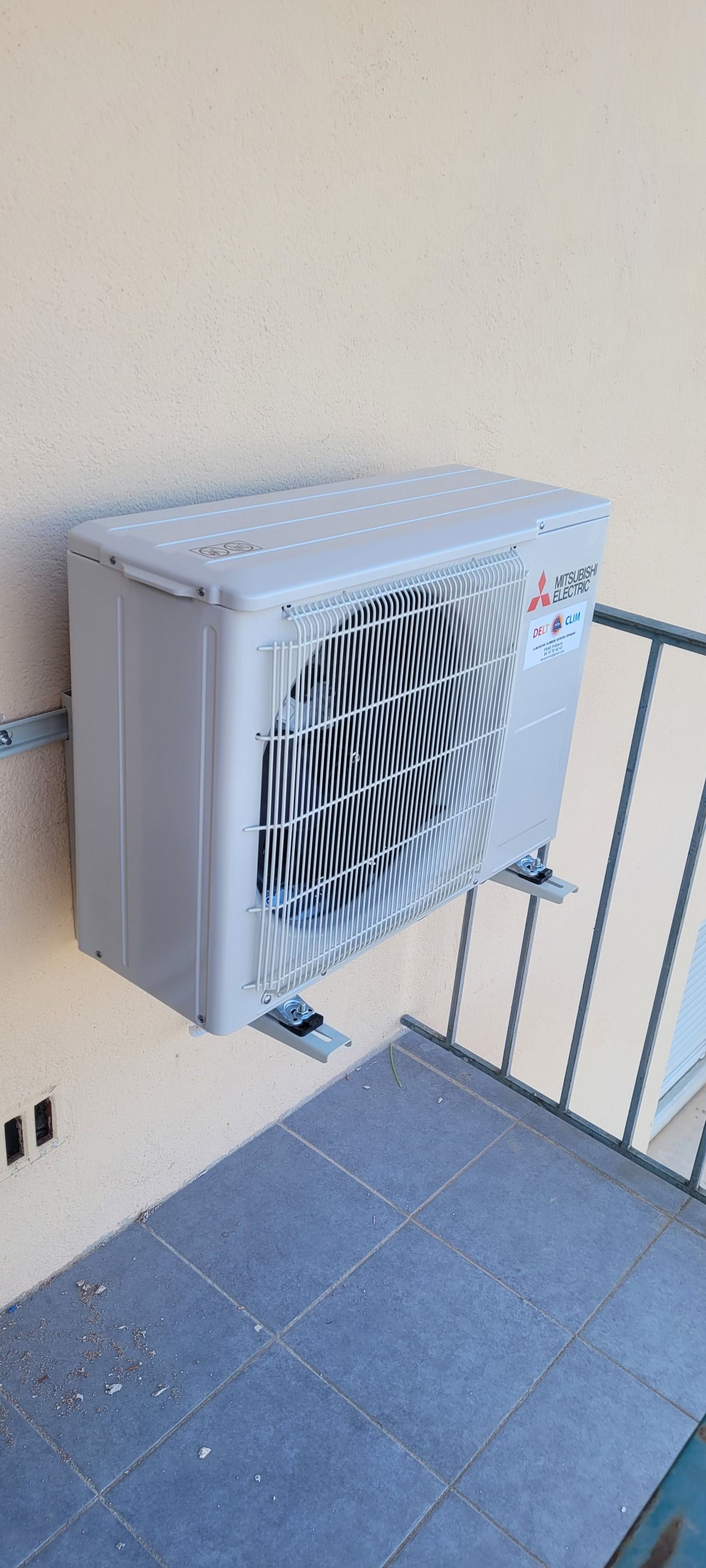 Un système de climatisation sur un balcon