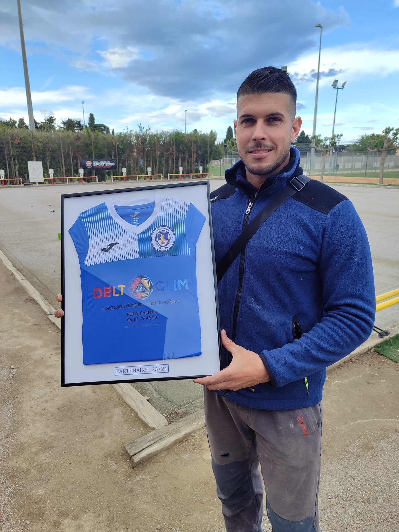 Un tee-shirt avec le logo de l'entreprise Delta Clim 66