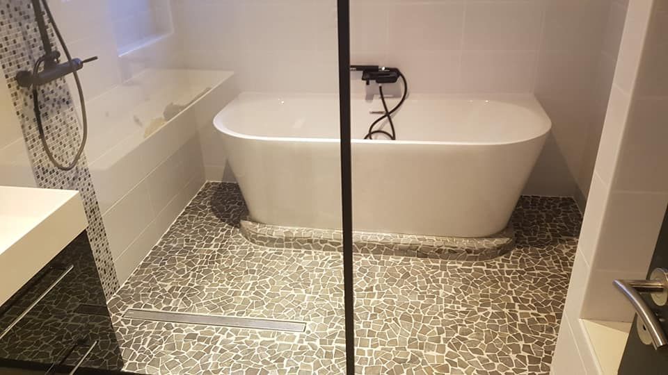 Une baignoire blanche