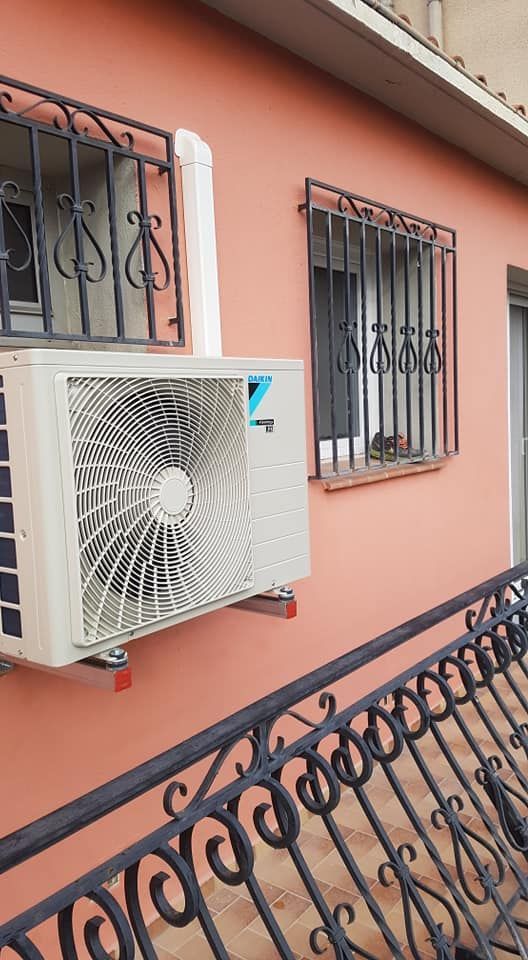 Un système de climatisation sur un mur orange