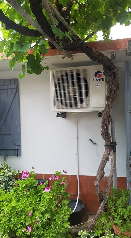 Un système de climatisation à côté d'un arbre