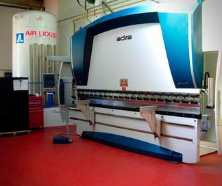 Una máquina grande con la palabra adra escrita en ella