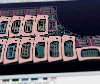 Un primer plano de una pantalla de computadora con un montón de teléfonos en ella.