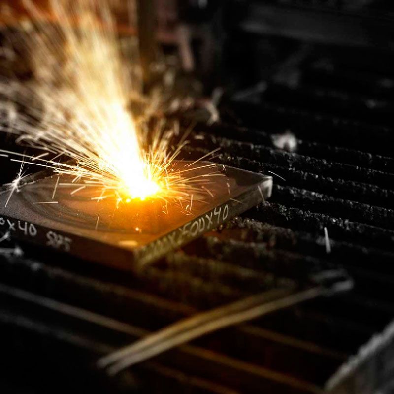 Un primer plano de un trozo de metal del que salen chispas.