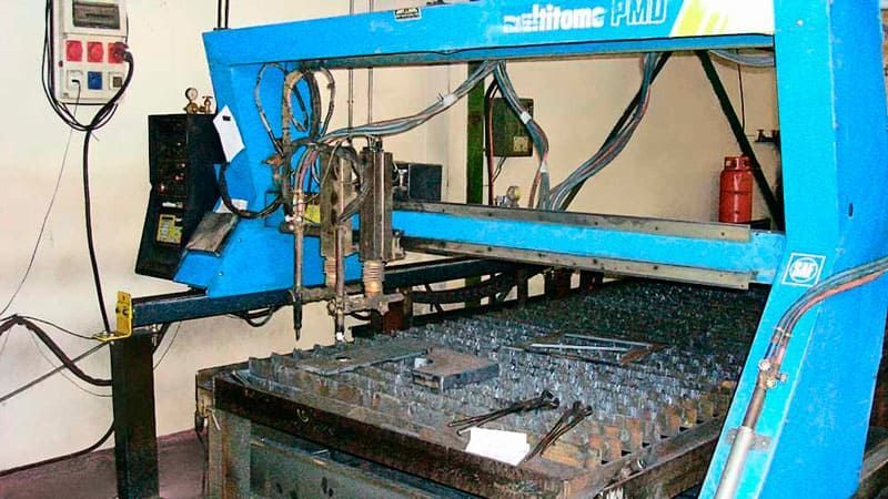 Una máquina azul está sentada sobre una mesa en una habitación.