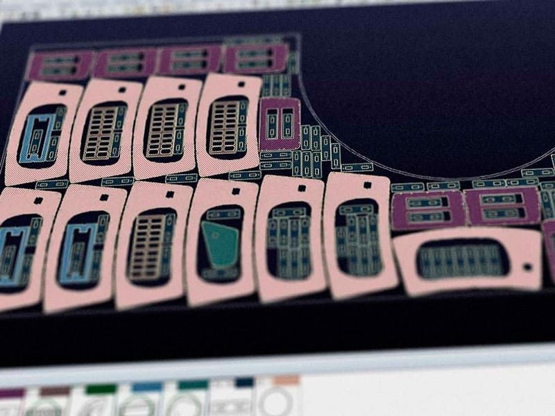 Una pantalla de computadora muestra un montón de tarjetas de diferentes colores.
