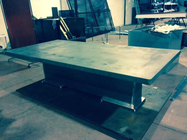 Una gran mesa de metal está en el suelo de una habitación.