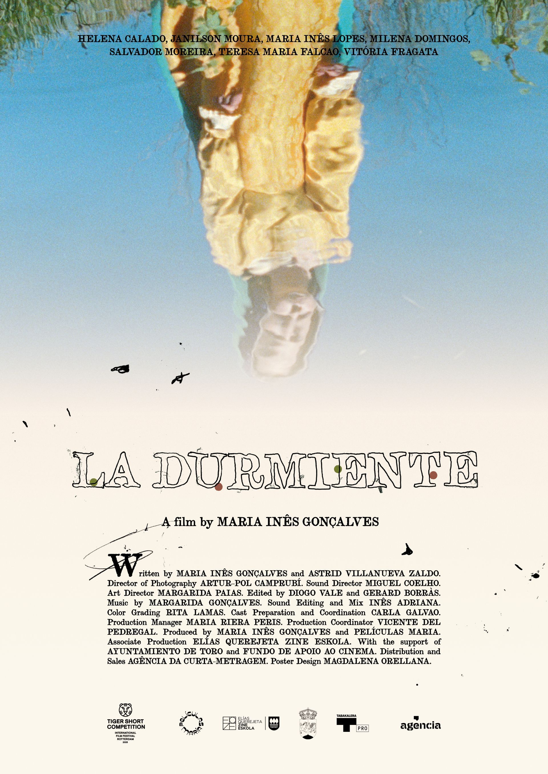 Cartel de película con una persona reflejada en el agua. Vestido amarillo, cielo azul y texto blanco.