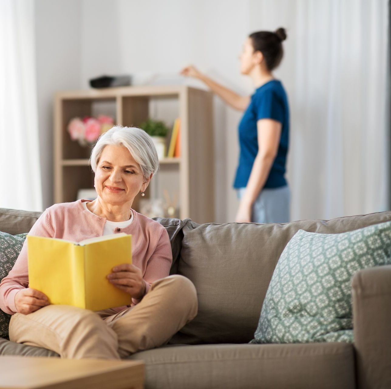 Aide ménagère, senior sur son canapé