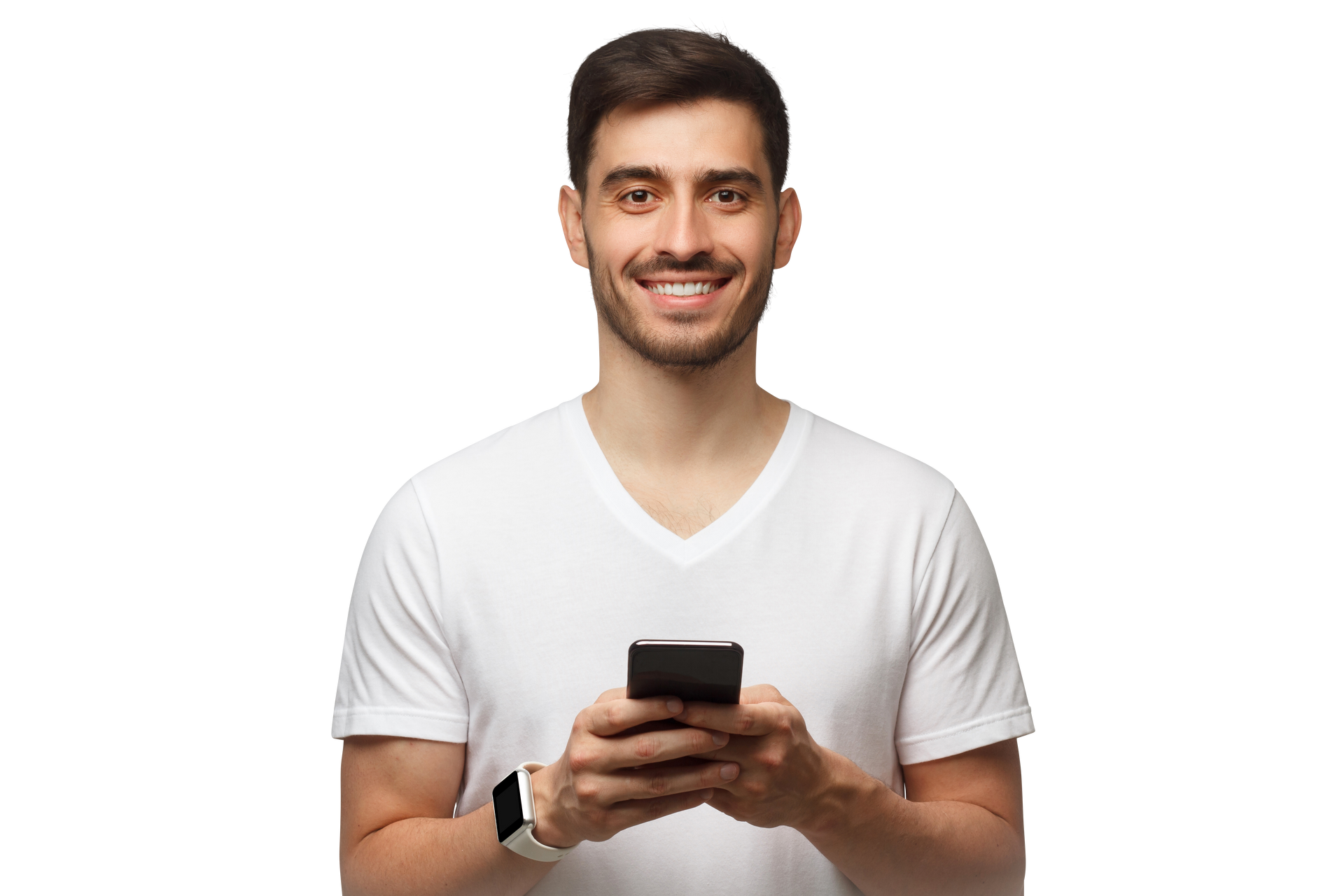 Un jeune homme en tee-shirt tenant son téléphone