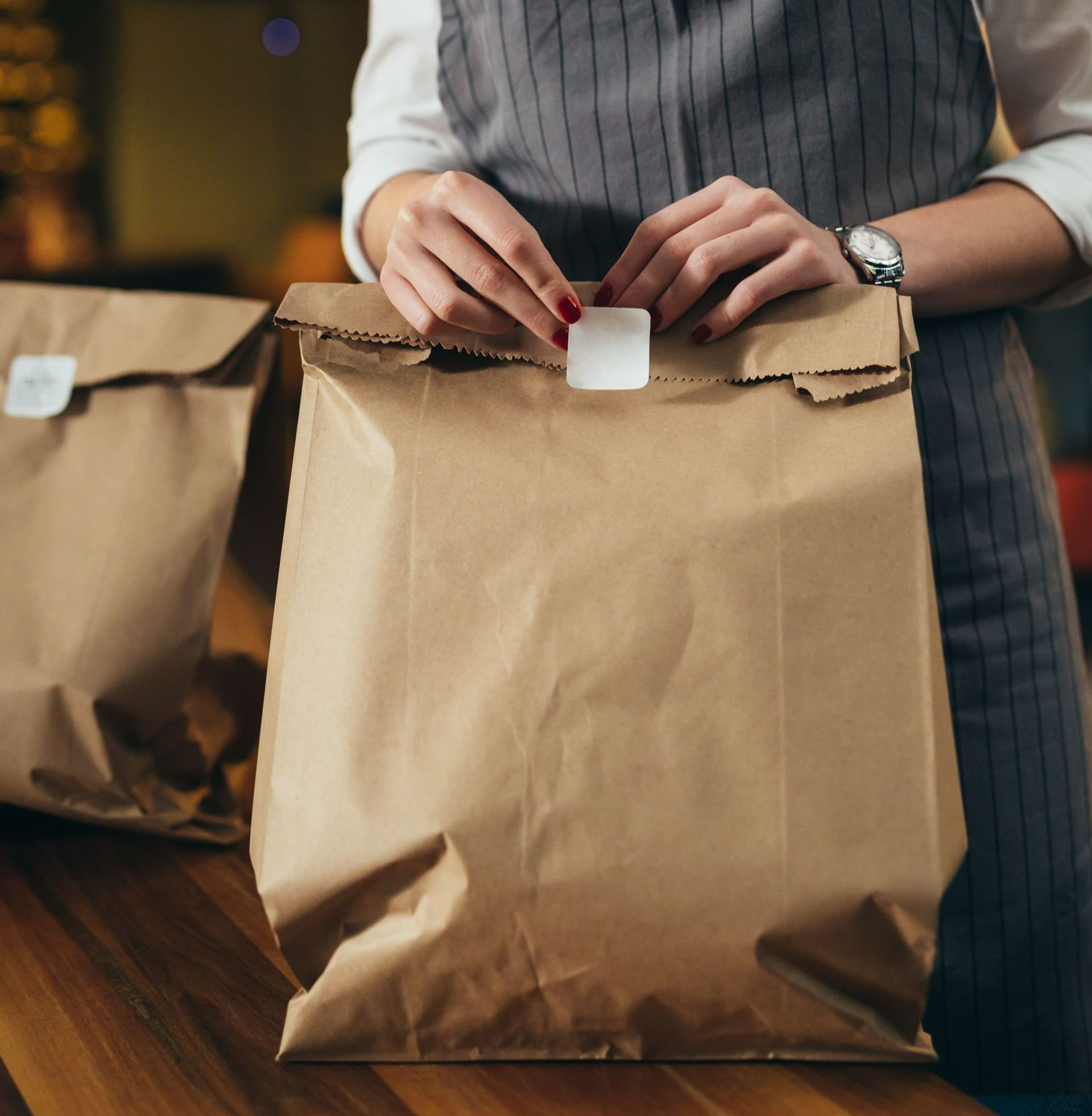 Un paquet comprenant des plats à emporter