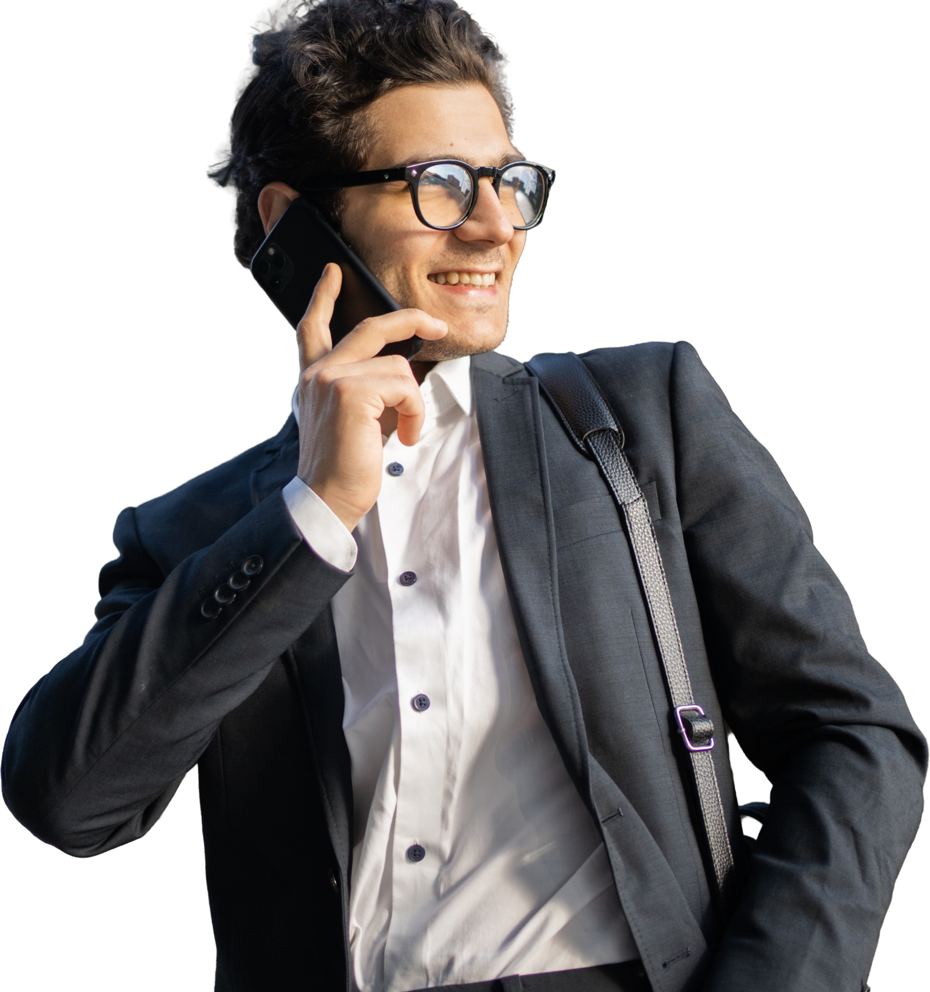 Un homme portant des lunettes réserve une table