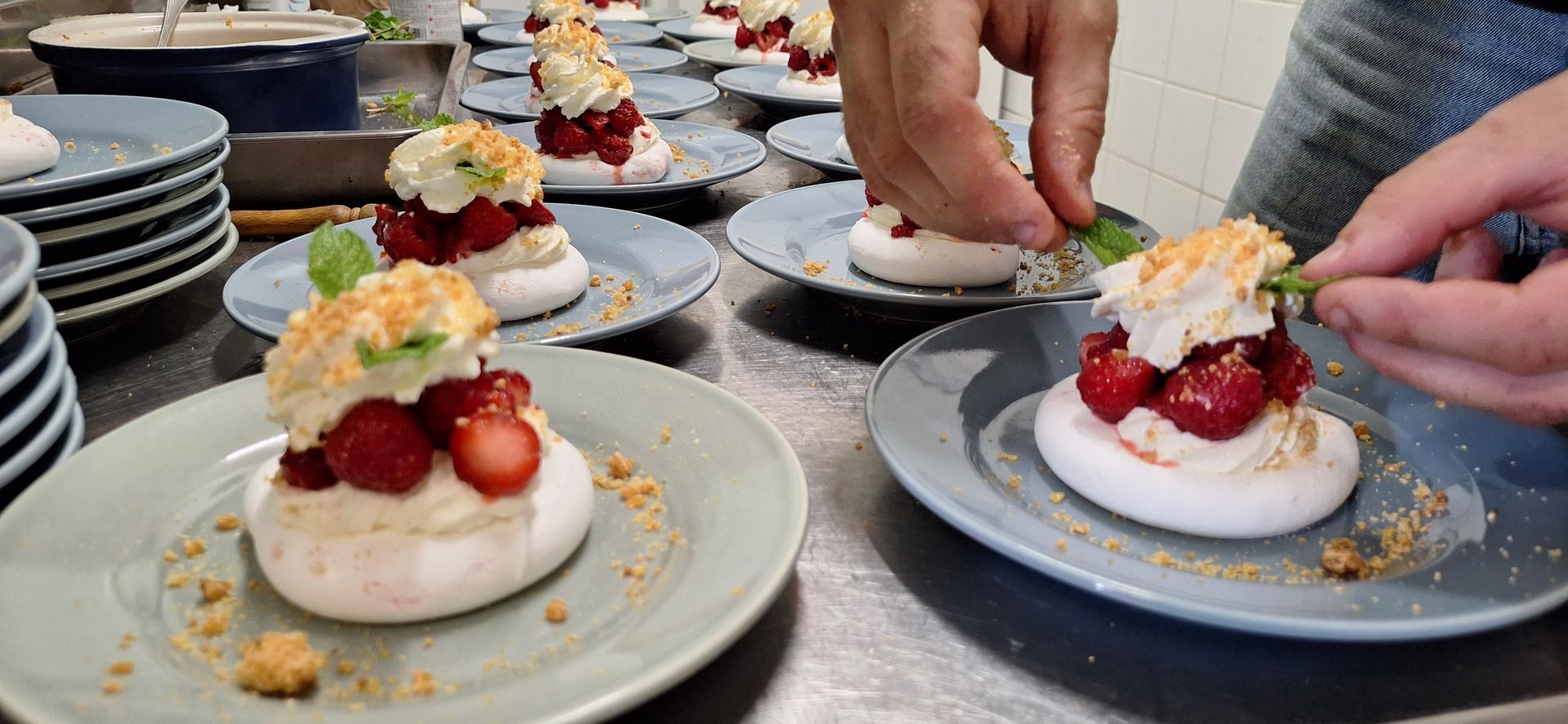 Assiette de dessert : Pavlova aux fruits rouges (fraises et framboises)