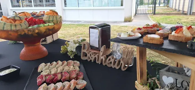 Un buffet froid dressé sur une table pour une occasion