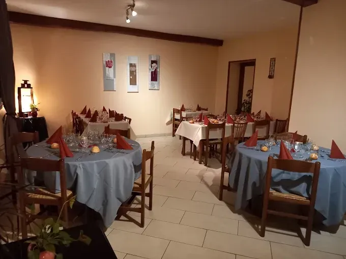 Des tables dans la salle du restaurant